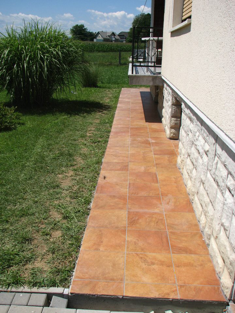 ploščica anže žgavec polaganje keramike zunaj objektov okoli hiš