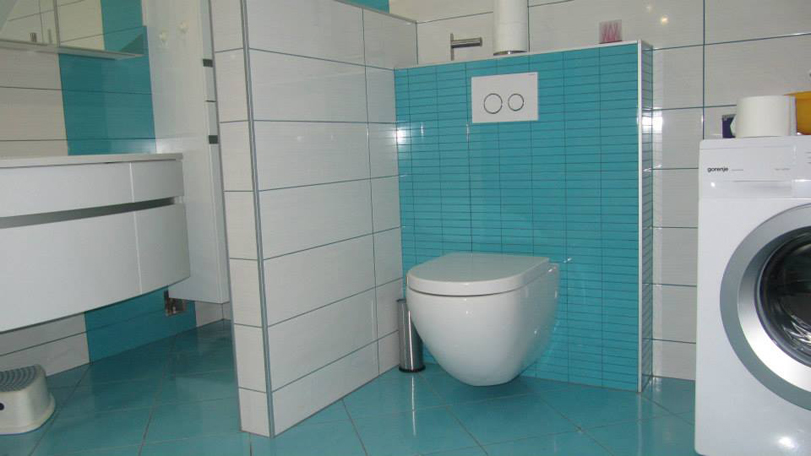 ploščica anže žgavec polaganje ploščic v kopalnici adaptacija