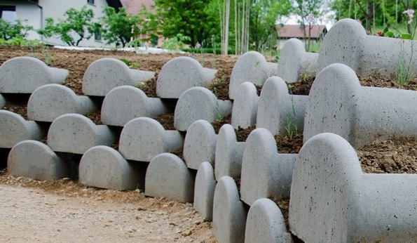 AVTOPREVOZNIŠTVO IN IZDELAVA BETONSKIH IZDELKOV, JANI HLIŠ s.p. cvetličniki škarpniki